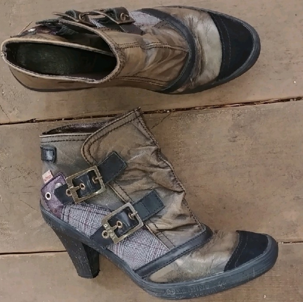 Atrai Ankle Boots w Buckle Detail